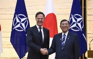 Japón y OTAN prometen reforzar lazos de seguridad ante amenazas regionales
