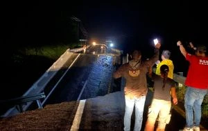 Tormentas derriban un puente de la autopista costera de Chiapas