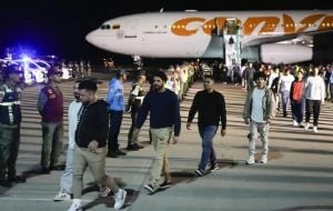 Trump aprieta su plan para deportar a un millón de migrantes en 2025 (Video)