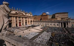 Fieles católicos rinden homenaje al papa Francisco mientras su tumba en Roma abre al público