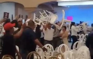 Revientan a sillazos asamblea de senador morenista para promover la elección judicial (Videos)