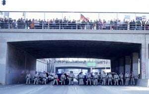 Manifestantes bloquean la circulación en autopista de Los Ángeles para exigir fin a deportaciones