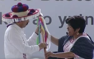 Entre porras a AMLO y Sheinbaum, indígenas entregan bastones de mando a ministros electos de la Corte