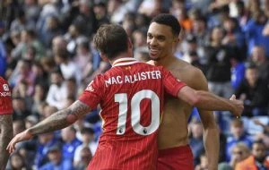 Liverpool venció 1-0 al Leicester; necesita una victoria más para asegurar el título de la Premier