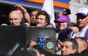 Apedrean a Javier Milei durante una caravana electoral (Video)