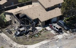 Avión privado se estrella en vecindario de San Diego; las seis personas a bordo murieron