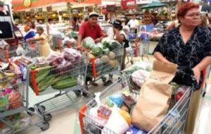 Se avecina la recesión en México; consumo de los mexicanos sigue cayendo, según el Inegi