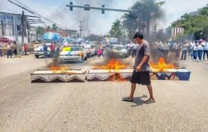 Taxistas bloquean la entrada de Acapulco con ataúdes; exigen detener asesinatos en su contra