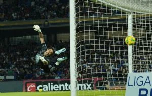 Cruz Azul remonta para vencer 2-1 al León y ascender al segundo sitio en la Liga MX (Video)
