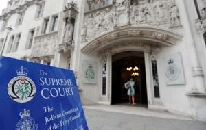 Corte Suprema británica: ley de igualdad define a una mujer como alguien nacida biológicamente mujer