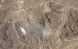 Israel bombardea carreteras que conectan la planta nuclear de Fordo, atacada por EU