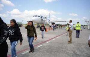 Avión aterriza en Tapachula con 122 migrantes mexicanos deportados de EU