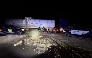 Descubren a dos huachicoleros ordeñando ducto de Pemex en Coahuila