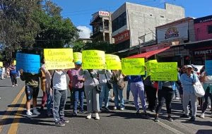 Bloquean la México-Cuernavaca: exigen relevo de docentes en primaria de Santa María Ahuacatitlán