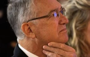 Nuevo revés a Salinas Pliego: juez de EU ordena a TV Azteca desistirse de amparo en México