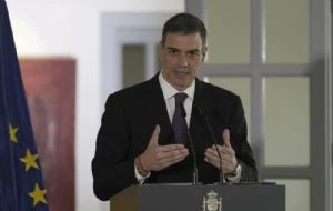 Pedro Sánchez, presidente español, ofrece disculpas por escándalo de corrupción en su partido
