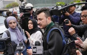 Un tribunal federal bloquea la deportación del activista palestino Mahmoud Khalil de EU