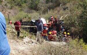 Suman 18 los muertos por accidente de autobús que trasladaba simpatizantes de Morena