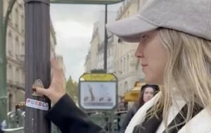 Critican a secretaria de Turismo de Puebla por pegar stickers en París (Video)