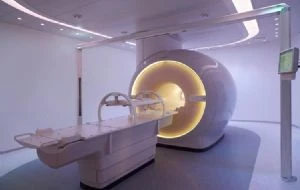 Hombre muere al ser succionado por máquina de resonancia magnética; llevaba una cadena en su cuello