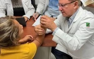 Benefician a 60 personas con cirugías de mano con daños severos