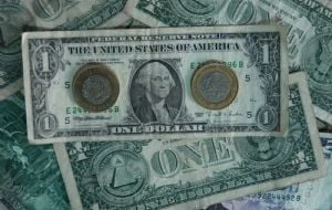 Peso se fortalece frente al dólar ante recorte de tasas en EU y nuevos aranceles de Trump