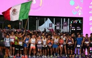 Brugada encabezó la ceremonia de premiación del XLII Maratón de la Ciudad de México