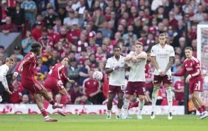 Liverpool vence 1-0 al Arsenal con gol de Szoboszlai y se mantiene como líder de la Premier League
