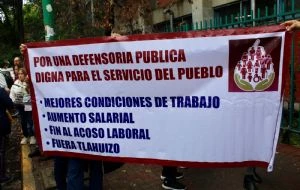 Trabajadores de la Defensoría Pública de la CDMX cierran oficinas y exigen la renuncia del director