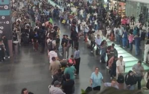 Caos en el AICM tras suspender operaciones por fuertes lluvias (Video)
