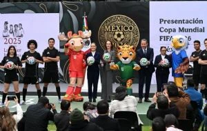 “Se lo voy a dar a una niña para que pueda soñar con futbol”: Sheinbaum regalará el boleto 001