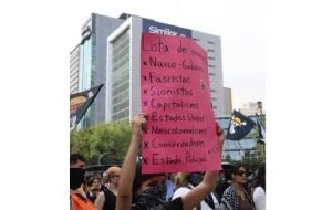 Jóvenes marchan en CDMX contra la violencia; policías les impiden llegar al Zócalo