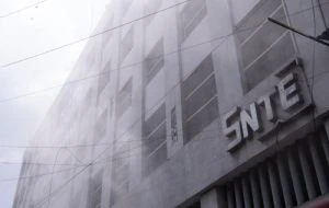 Maestros disidentes vandalizan instalaciones del SNTE (Video)