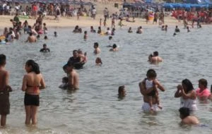 Turista muere ahogada en Acapulco tras ignorar advertencias por mar de fondo