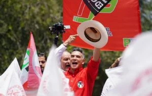 Alejandro “Alito” Moreno marcha con simpatizantes tras gresca con Fernández Noroña