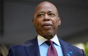 Alcalde de Nueva York, Eric Adams abandona su campaña de reelección