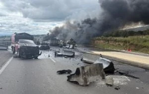 Choque entre pipa y tráiler provoca incendio y cierre de autopista México–Puebla (Videos)