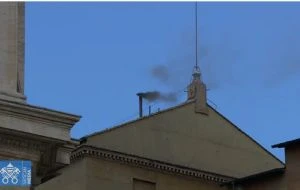 Cónclave día 2: Sale segunda fumata negra en la Capilla Sixtina