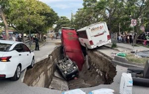 Se forma un megasocavón en Guadalajara; hay tres heridos y tres vehículos afectados