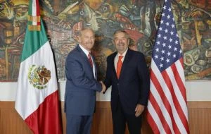 Antes que con Sheinbaum, el nuevo embajador de EU se reúne con Juan Ramón de la Fuente