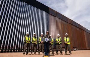 EU pinta de negro el muro fronterizo con México para subir la temperatura y frenar el paso de migrantes