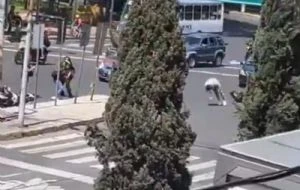 Policía mata a motociclista tras riña en punto de revisión: esto es lo que se sabe (Video)