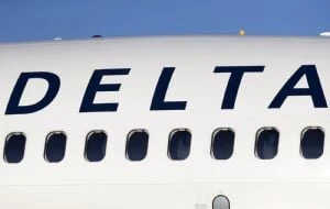 Ala de avión de Delta golpea aeronave vacía al retroceder desde la puerta en Atlanta