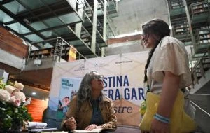 La Pulitzer mexicana Cristina Rivera Garza convoca a más de 300 en firma de autógrafos