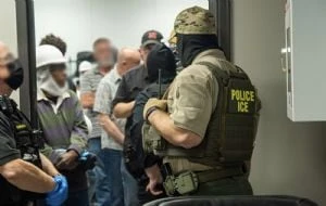 Departamento de Seguridad Interior de EU defiende arrestos en cortes de inmigración tras demanda