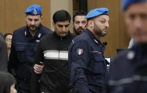 Tribunal da cadena perpetua para los padres de una mujer paquistaní asesinada por su familia