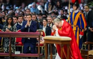 El Vaticano habla de “intercambio de opiniones” sobre inmigración y reos en la reunión con Vance