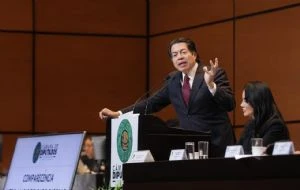 Mario Delgado pide incremento de 50 mil millones de pesos para presupuesto de becas