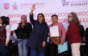 Brugada entrega apoyos económicos a más de 2 mil familias afectadas por las lluvias en Iztapalapa
