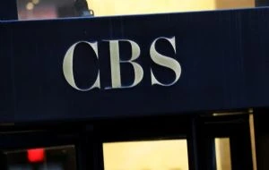 Directora de CBS News renuncia durante disputas legales con Trump